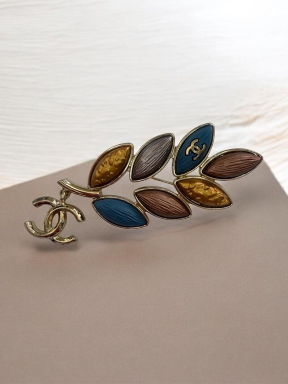 CHANEL CC Leaf Brooch Gold